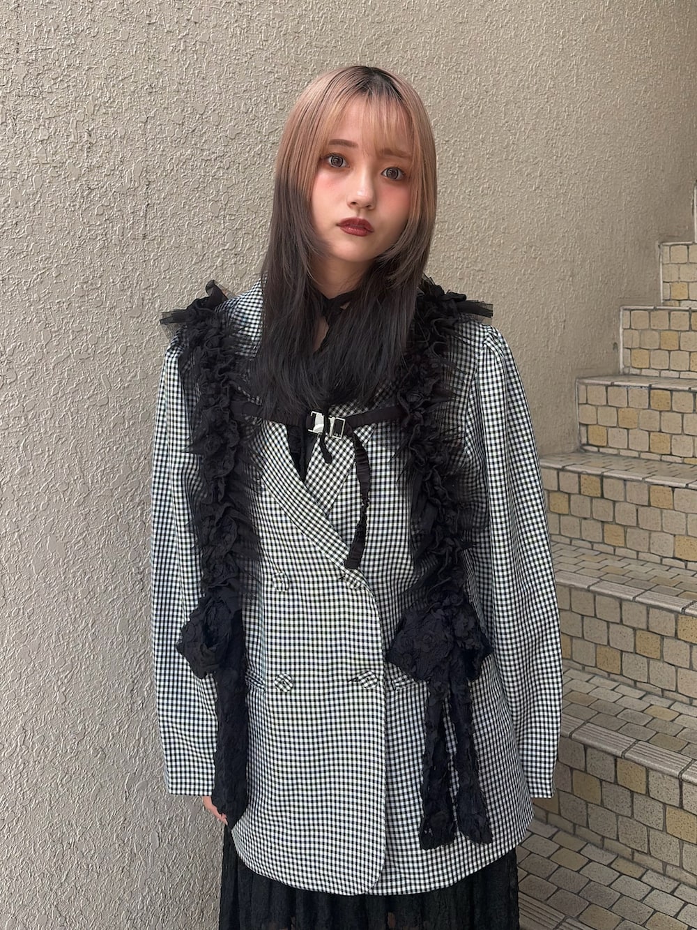 その他のテーラードジャケット、ブラック系のワンピース、ブラック系のベルトを着用したレディースの冬コーディネートの5枚目の写真