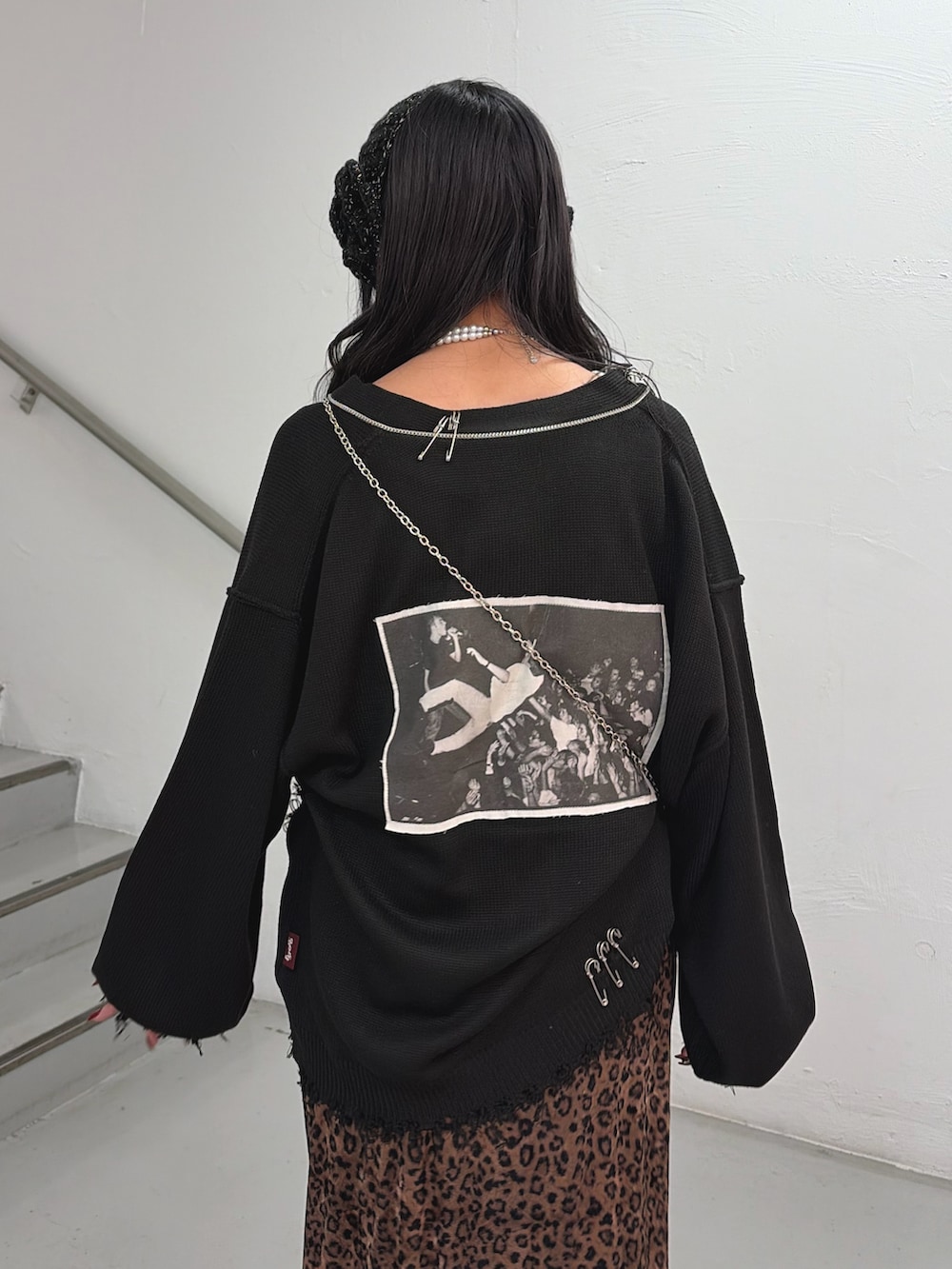 ブラウン系のワンピース、ホワイト系のTシャツ/カットソー、ブラック系のカーディガン/ボレロを着用したレディースの秋コーディネートの6枚目の写真
