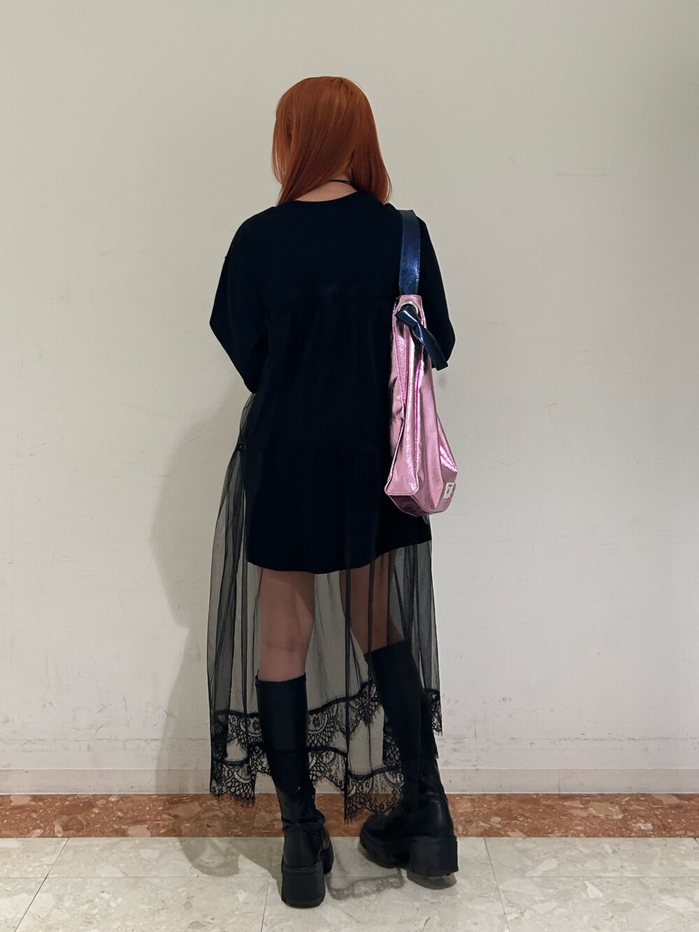 ブラック系のワンピース、ピンク系のトートバッグ、ブラック系のチョーカーを着用したレディースの春コーディネートの3枚目の写真