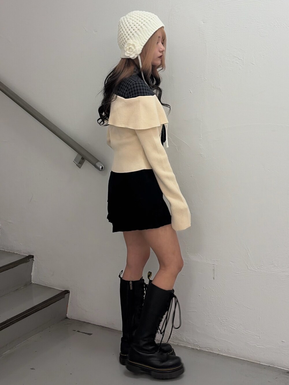 ホワイト系のニット/セーター、ブラック系のその他パンツ、ホワイト系のニットキャップ/ビーニーを着用したレディースの秋コーディネートの3枚目の写真