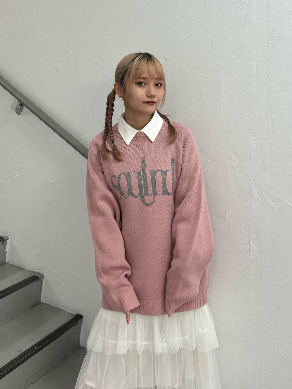 ピンク系のニット/セーター、ホワイト系のシャツ/ブラウス、ホワイト系のスカートを着用したレディースの冬コーディネートの4枚目の写真