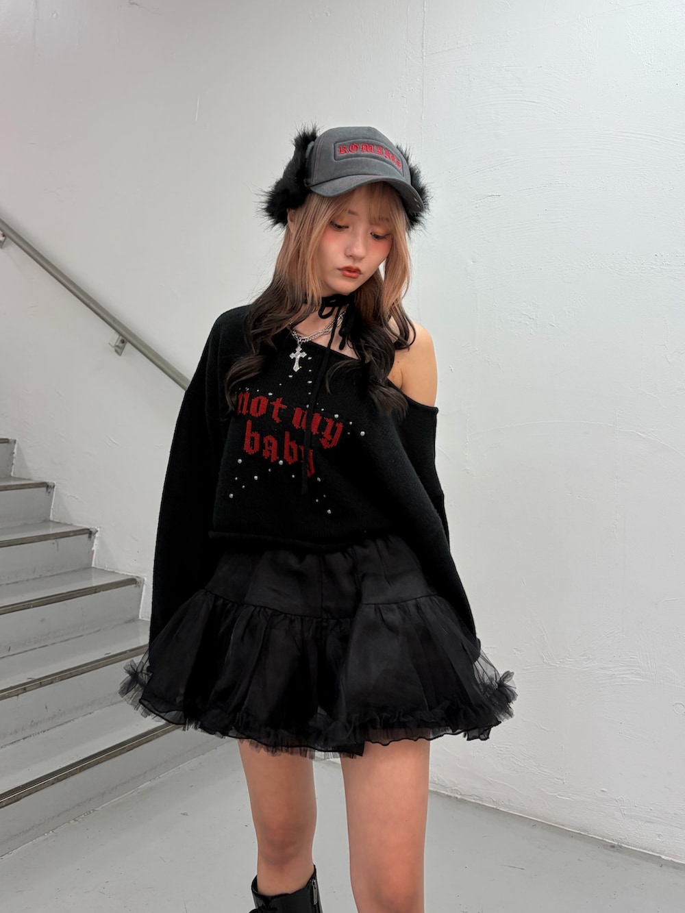 ブラック系のニット/セーター、ブラック系のスカート、ブラック系のキャップを着用したレディースの秋コーディネートの5枚目の写真