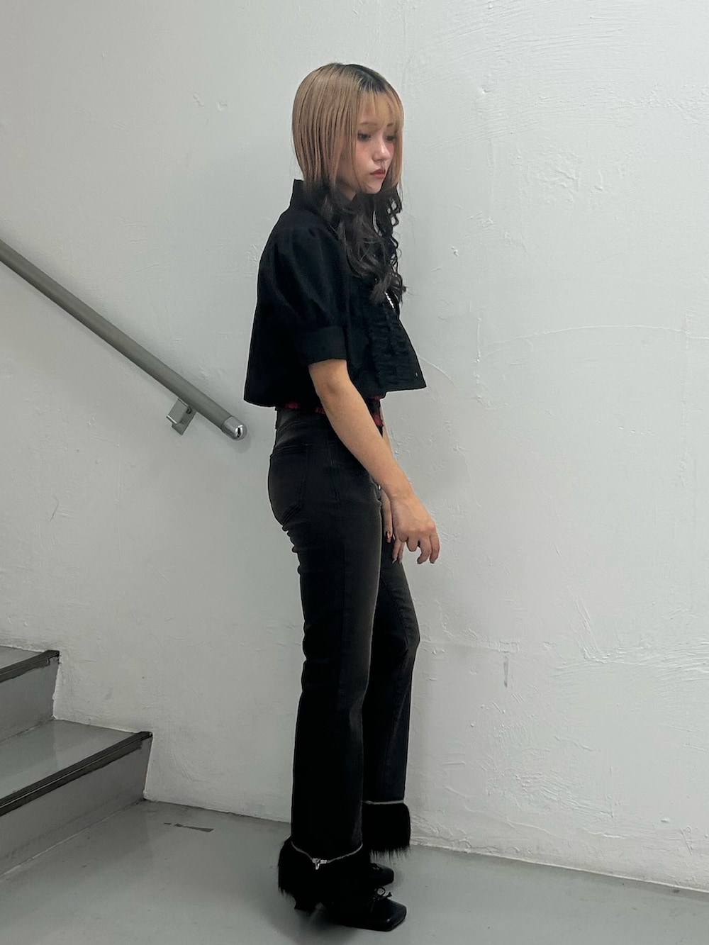 ブラック系のシャツ/ブラウス、ブラック系のデニムパンツ、レッド系のタンクトップを着用したレディースの夏コーディネートの2枚目の写真