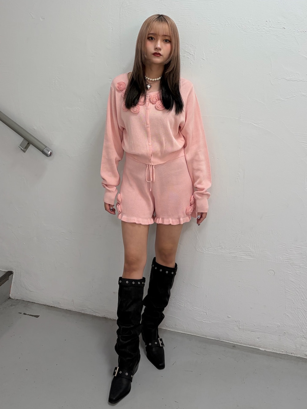 ピンク系のニット/セーター、ピンク系のその他パンツ、ブラック系のブーツを着用したレディースの春コーディネートの4枚目の写真