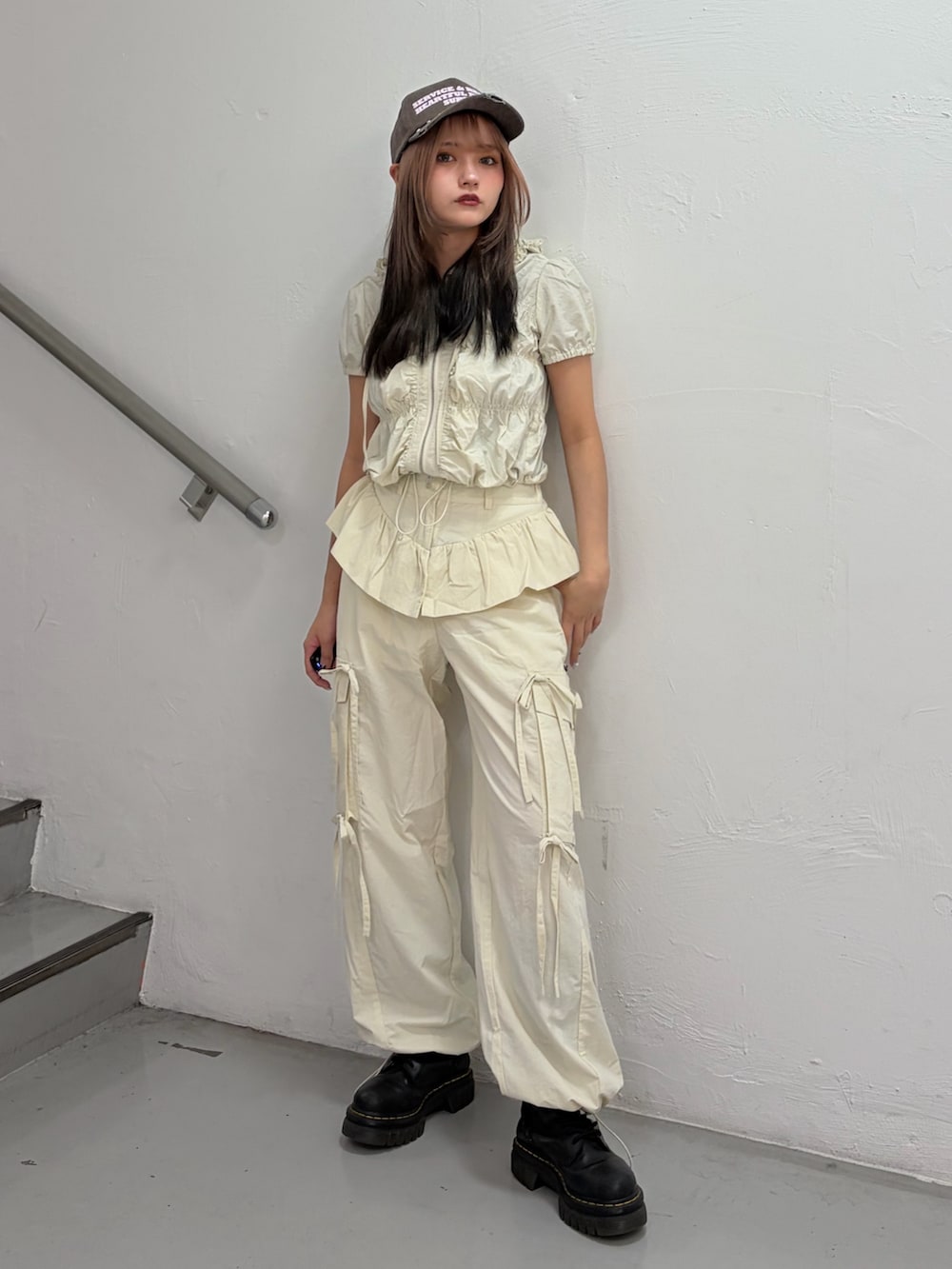 ホワイト系のその他トップス、ホワイト系のその他パンツ、ブラウン系のキャップを着用したレディースの春コーディネートの4枚目の写真