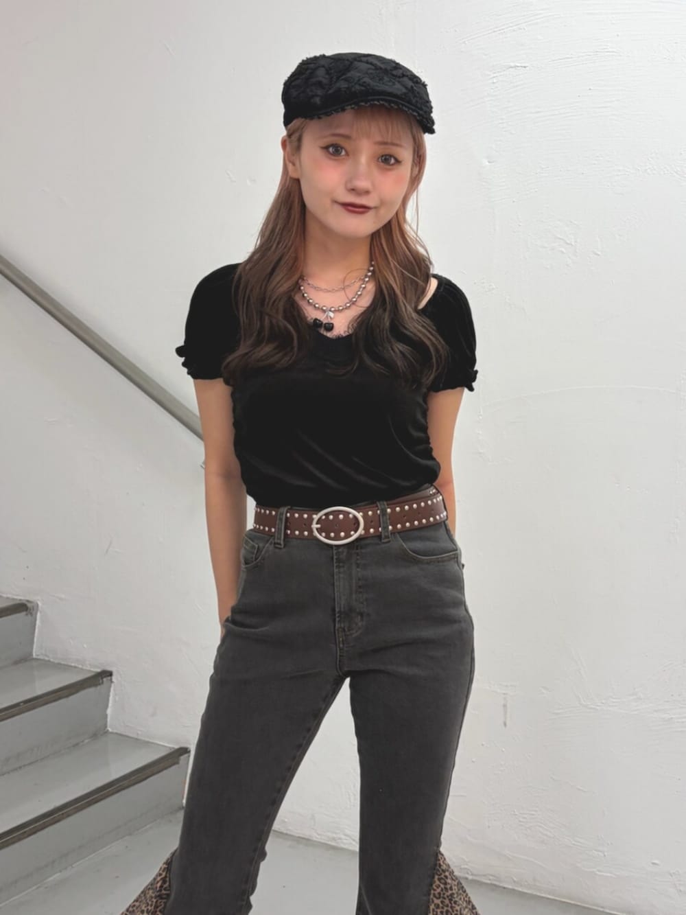 ブラック系のデニムパンツ、ブラック系のTシャツ/カットソー、ブラウン系のベルトを着用したレディースの夏コーディネートの5枚目の写真