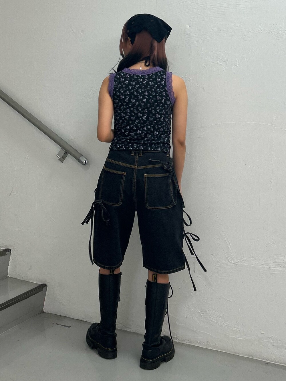 その他のタンクトップ、ブラック系のデニムパンツ、シルバー系のネックレスを着用したレディースの夏コーディネートの3枚目の写真