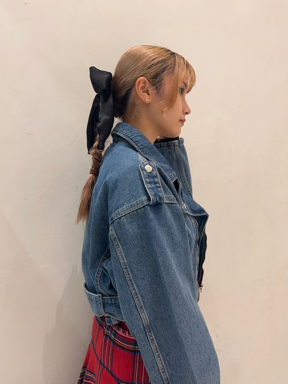 レッド系のスカート、ブラック系のTシャツ/カットソー、ブルー系のライダースジャケットを着用したレディースの秋コーディネートの5枚目の写真