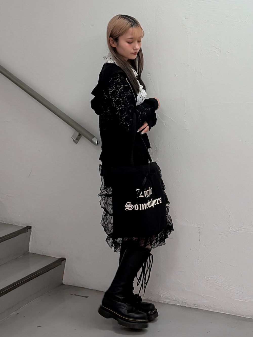 ホワイト系のシャツ/ブラウス、ブラック系のパーカー、ブラック系のスカートを着用したレディースの春コーディネートの2枚目の写真