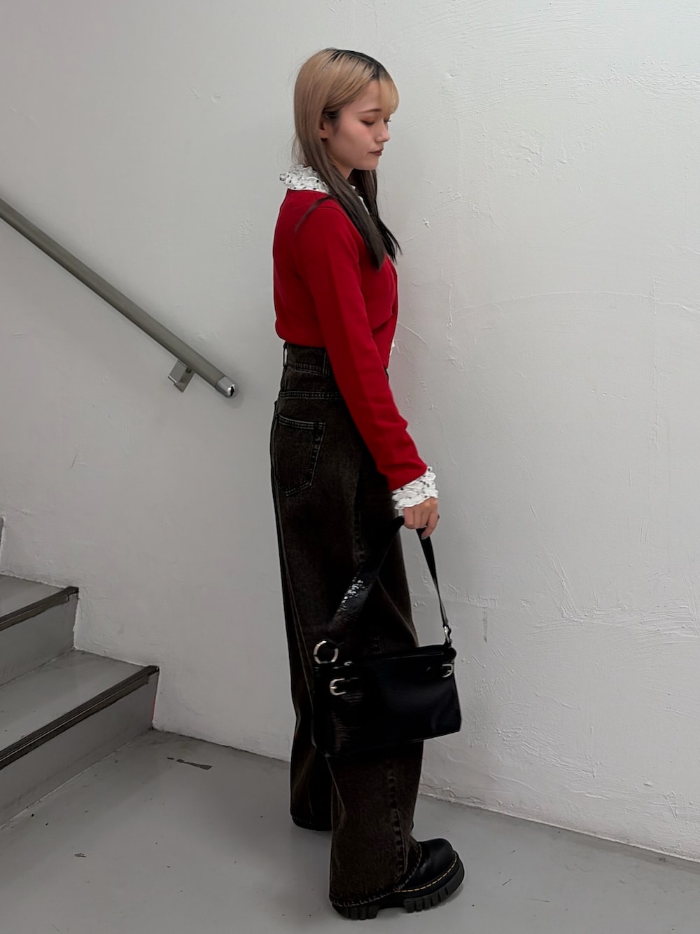 レッド系のカーディガン/ボレロ、ホワイト系のシャツ/ブラウス、ブラック系のデニムパンツを着用したレディースの春コーディネートの2枚目の写真