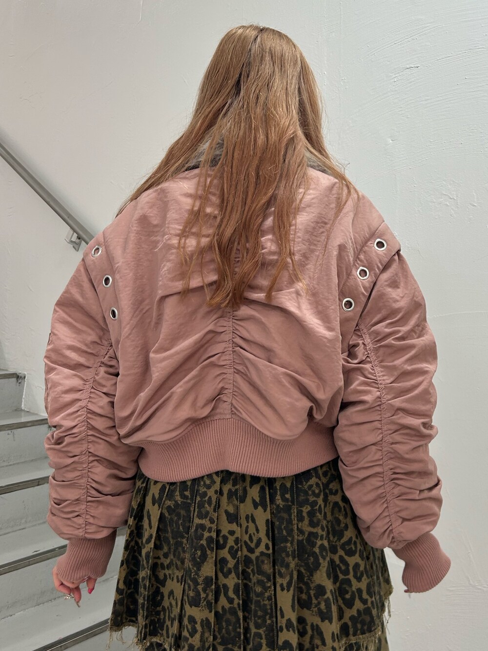 ピンク系のMA-1、ブラウン系のその他パンツ、ホワイト系のTシャツ/カットソーを着用したレディースの秋コーディネートの6枚目の写真