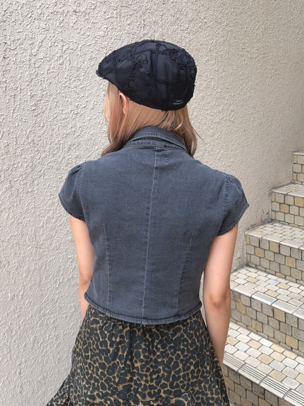 ブラック系のシャツ/ブラウス、ブラウン系のスカート、ブラック系のハンチング/ベレー帽を着用したレディースの夏コーディネートの5枚目の写真
