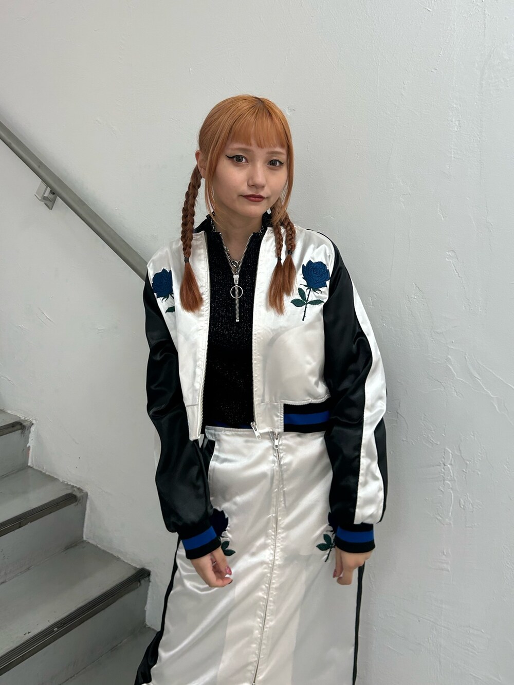 ホワイト系のスカジャン、ブラック系のニット/セーター、ホワイト系のスカートを着用したレディースの春コーディネートの4枚目の写真