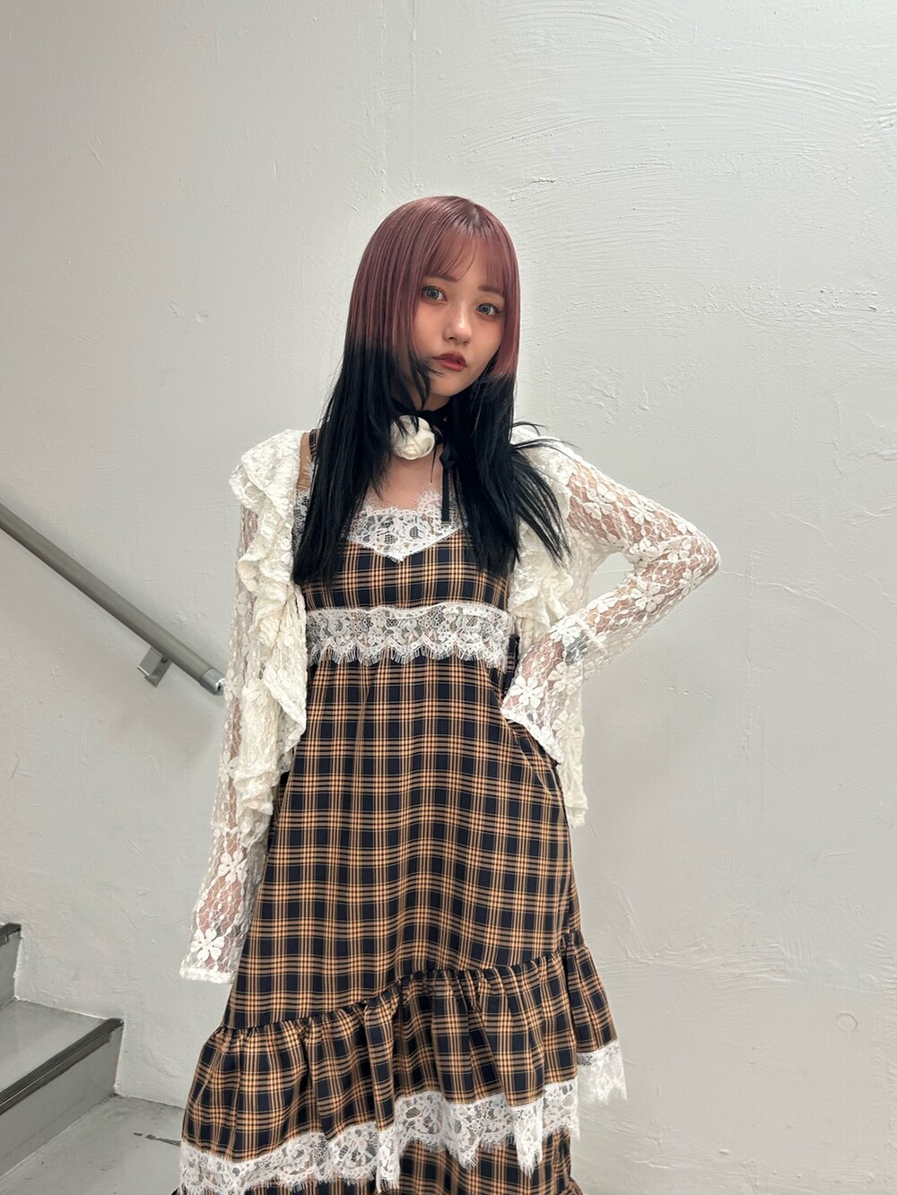 ホワイト系のシャツ/ブラウス、ブルー系のワンピース、ホワイト系のチョーカーを着用したレディースの夏コーディネートの4枚目の写真
