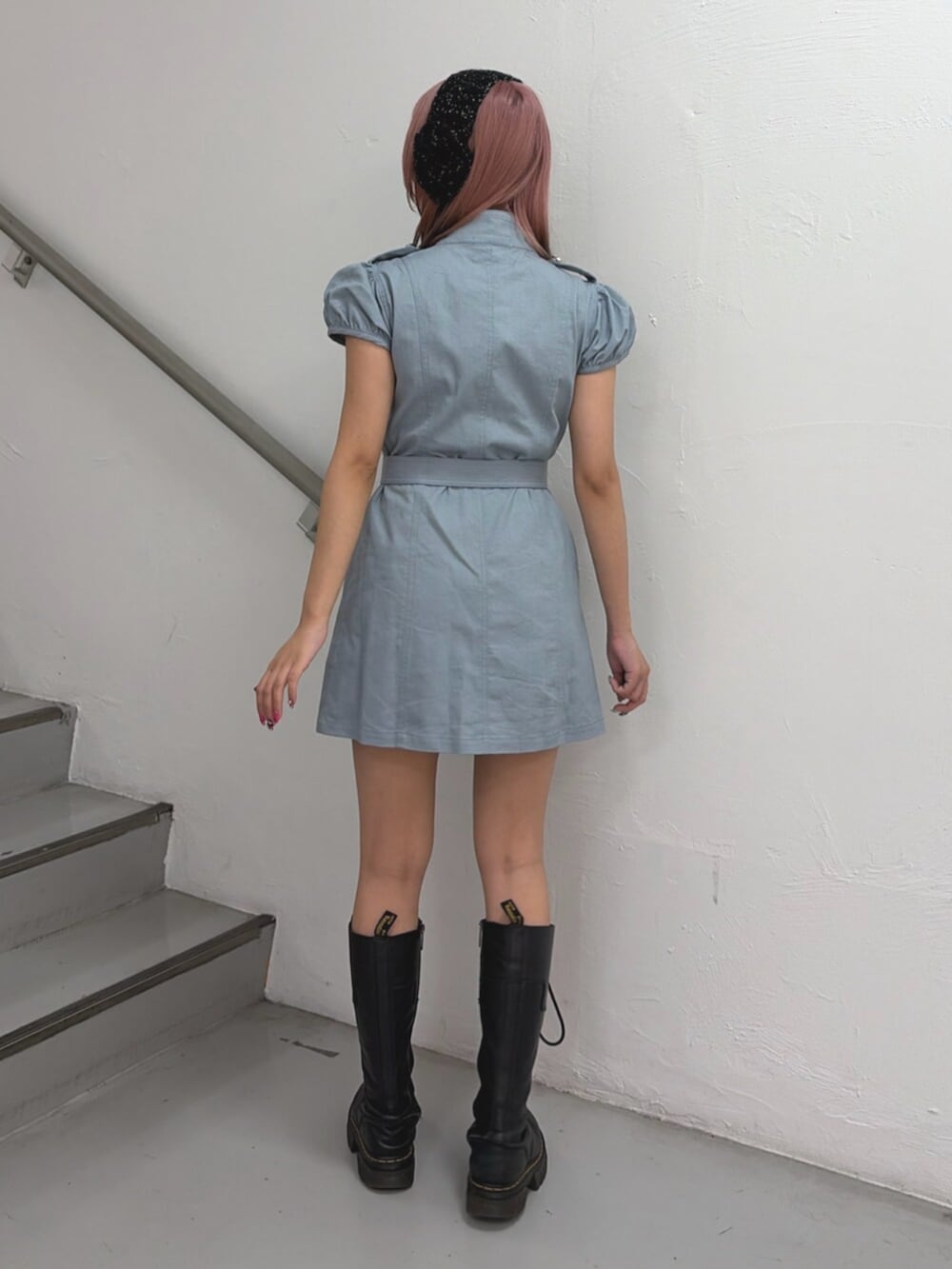 ブルー系のワンピース、ブラック系のヘアバンドを着用したレディースの夏コーディネートの4枚目の写真