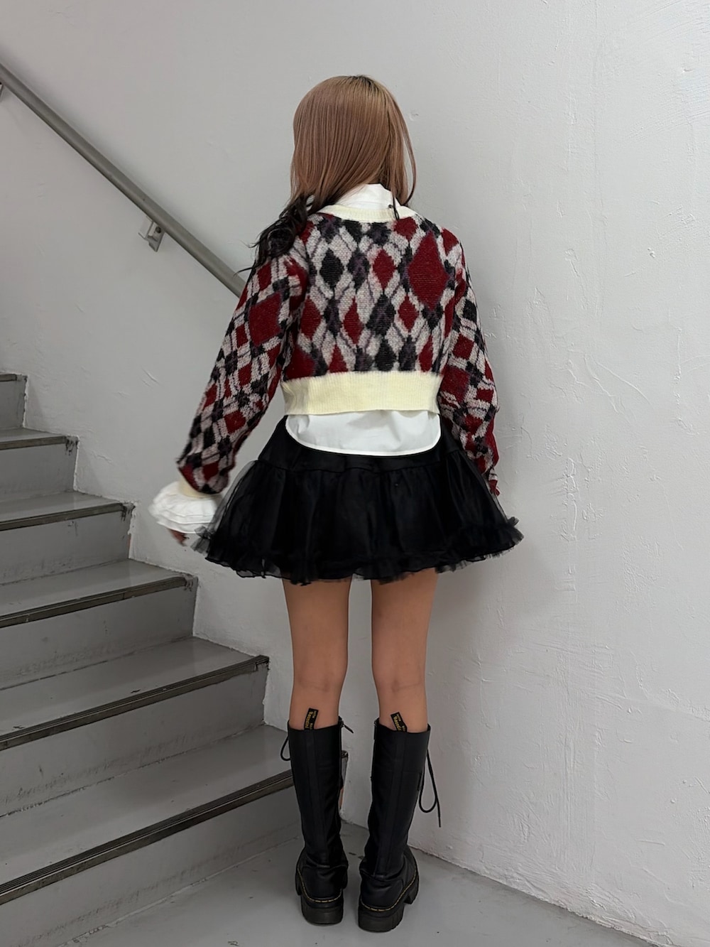 ホワイト系のカーディガン/ボレロ、ホワイト系のシャツ/ブラウス、ブラック系のスカートを着用したレディースの秋コーディネートの3枚目の写真