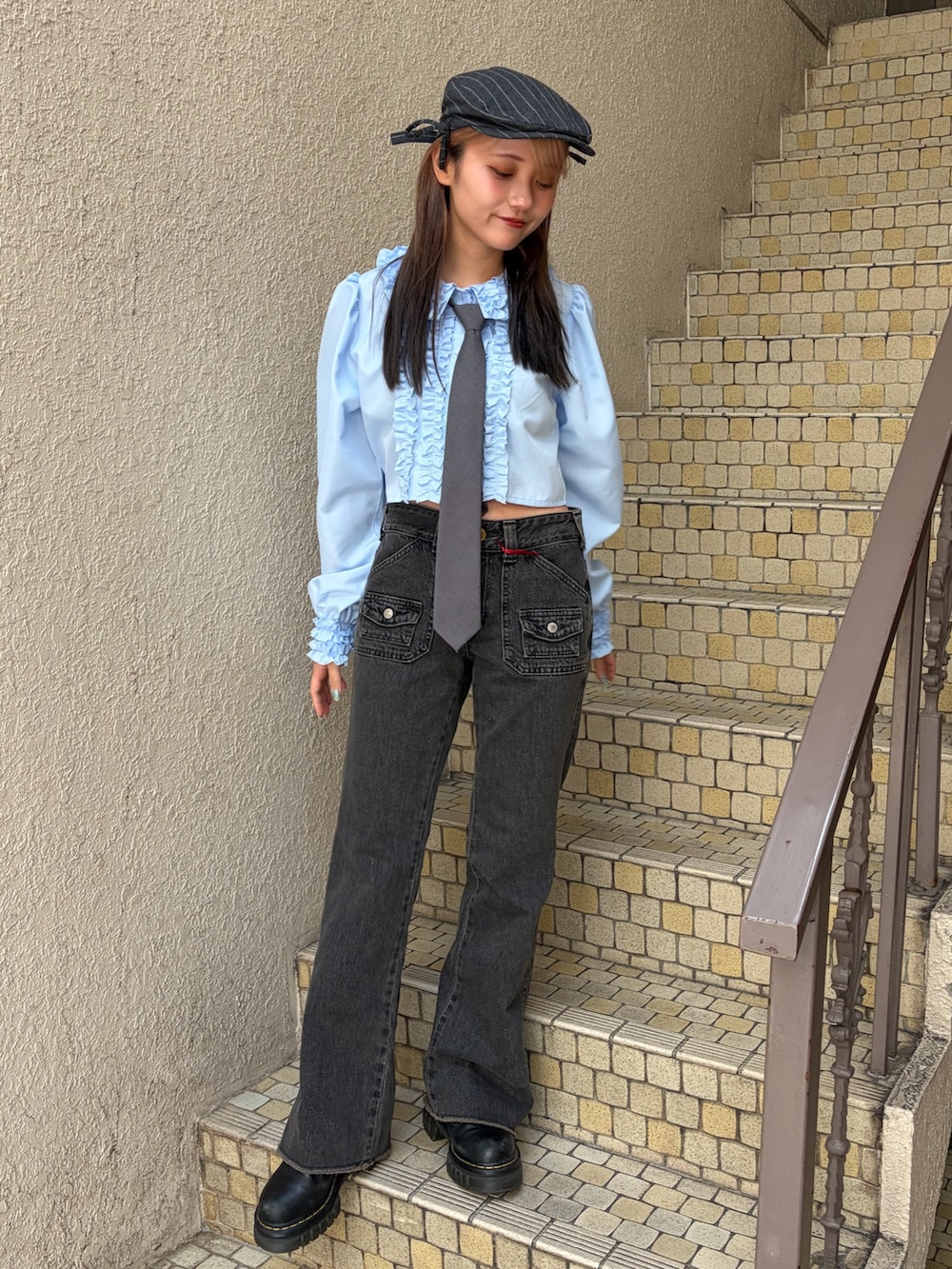 ブルー系のシャツ/ブラウス、ブラック系のデニムパンツ、グレー系のネクタイを着用したレディースの春コーディネートの4枚目の写真