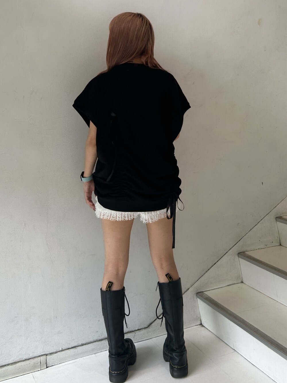 ブラック系のTシャツ/カットソー、ホワイト系のその他パンツ、ゴールド系のチョーカーを着用したレディースの春コーディネートの3枚目の写真