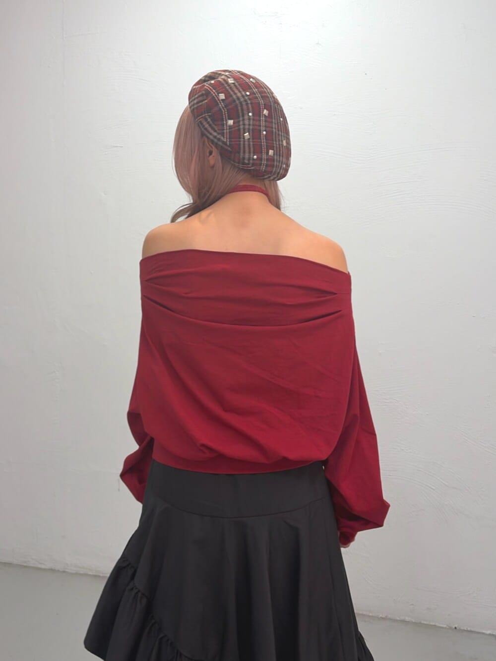 レッド系のTシャツ/カットソー、ブラック系のスカート、レッド系のハンチング/ベレー帽を着用したレディースの夏コーディネートの6枚目の写真