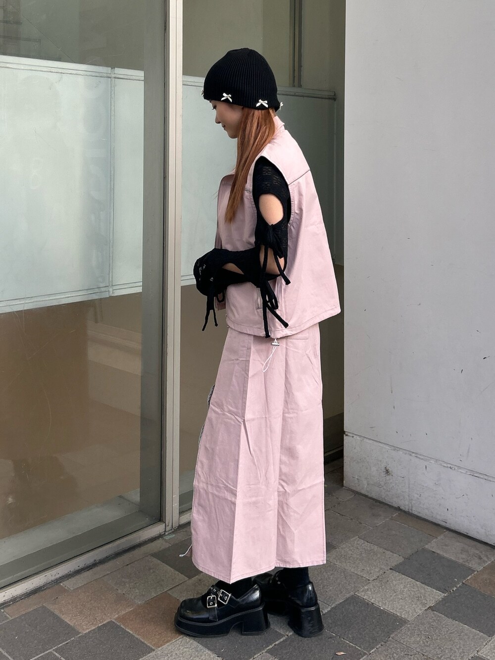 ブラック系のTシャツ/カットソー、ピンク系のベスト、ピンク系のスカートを着用したレディースの春コーディネートの2枚目の写真