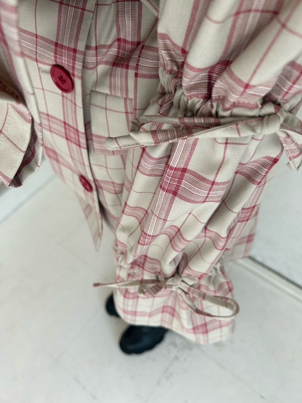 ピンク系のワンピース、ブラック系のブーツ、シルバー系のTシャツ/カットソーを着用したレディースの夏コーディネートの9枚目の写真