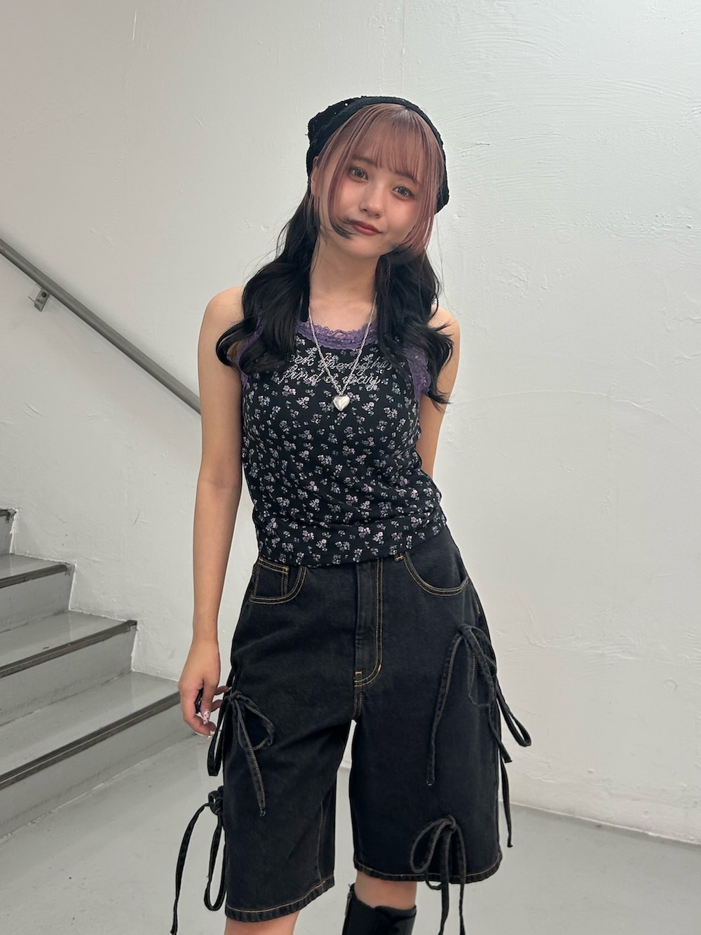 その他のタンクトップ、ブラック系のデニムパンツ、シルバー系のネックレスを着用したレディースの夏コーディネートの4枚目の写真