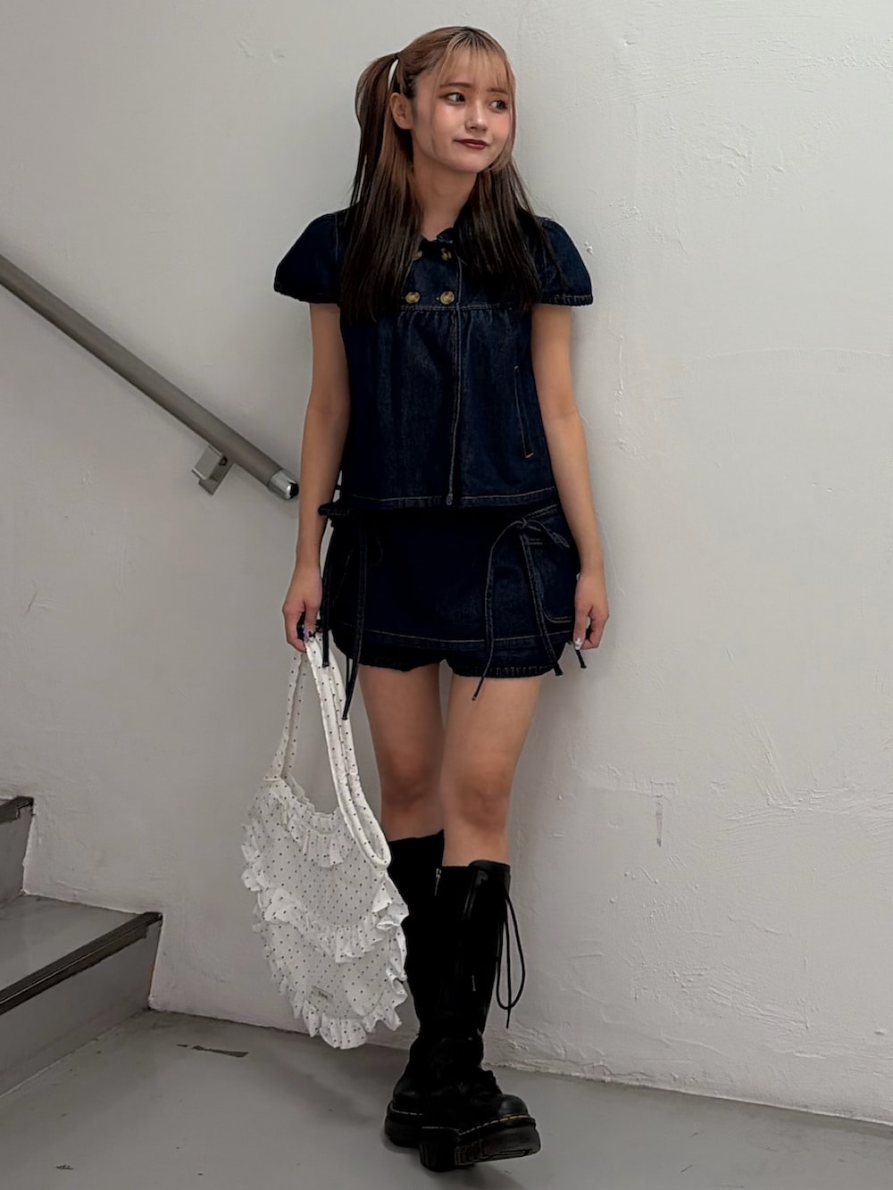 ブルー系のその他トップス、ブルー系のデニムパンツ、ホワイト系のトートバッグを着用したレディースの春コーディネートの4枚目の写真