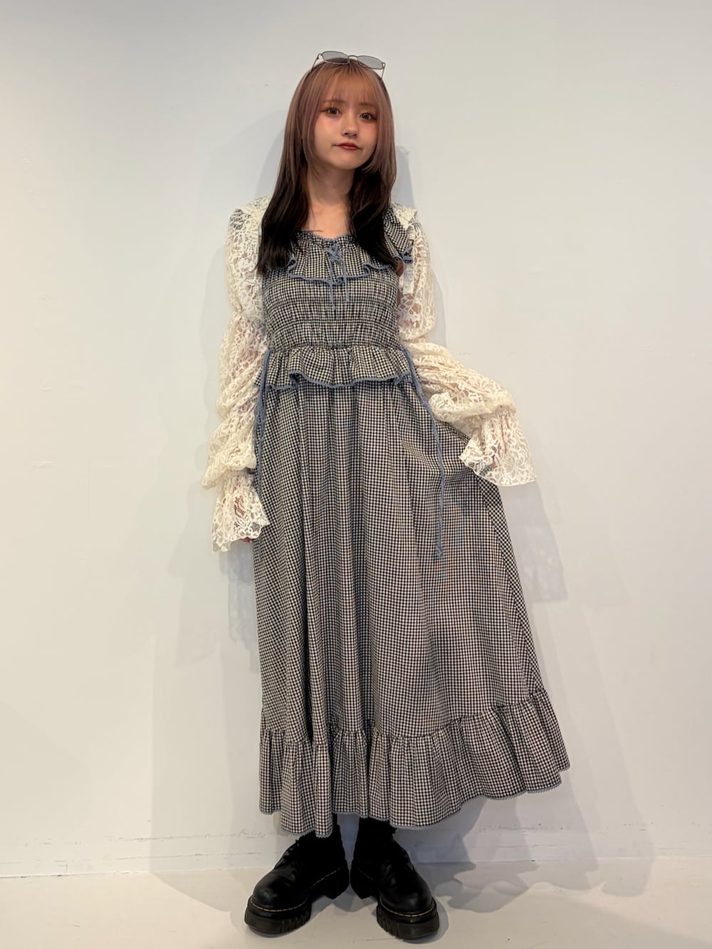 ホワイト系のカーディガン/ボレロ、ブラック系のワンピースを着用したレディースの春コーディネートの4枚目の写真