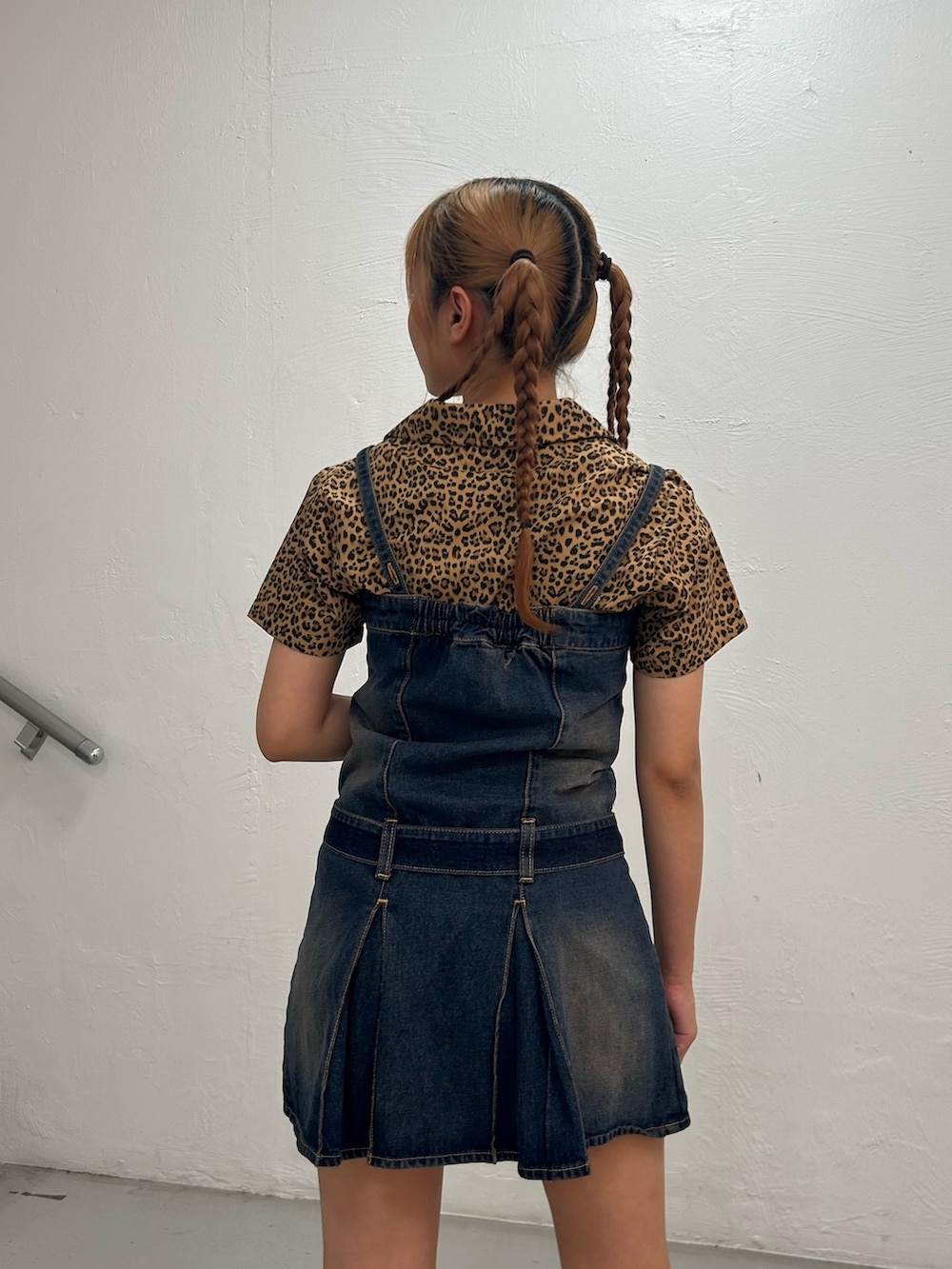 ブルー系のワンピース、ブラウン系のシャツ/ブラウス、ゴールド系のネックレスを着用したレディースの夏コーディネートの6枚目の写真