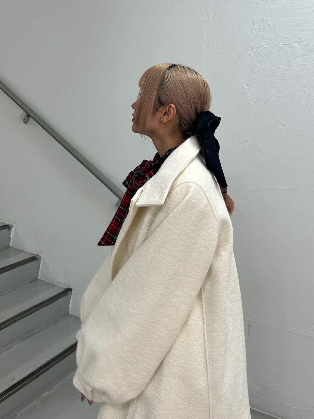 レッド系のワンピース、ホワイト系のその他アウター、ブラック系のバレッタ/ヘアクリップを着用したレディースの冬コーディネートの5枚目の写真