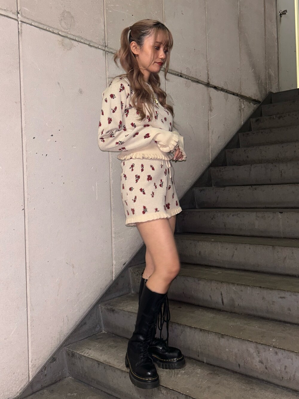 ホワイト系のニット/セーター、ホワイト系のその他パンツ、ゴールド系のネックレスを着用したレディースの冬コーディネートの2枚目の写真