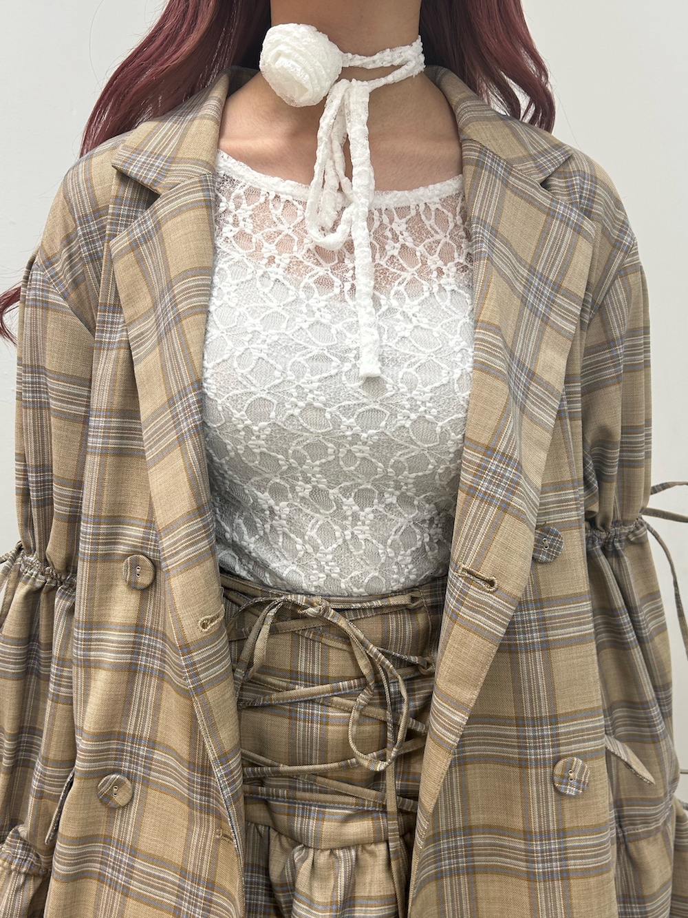 ベージュ系のテーラードジャケット、ベージュ系のスカート、ホワイト系のTシャツ/カットソーを着用したレディースの春コーディネートの7枚目の写真
