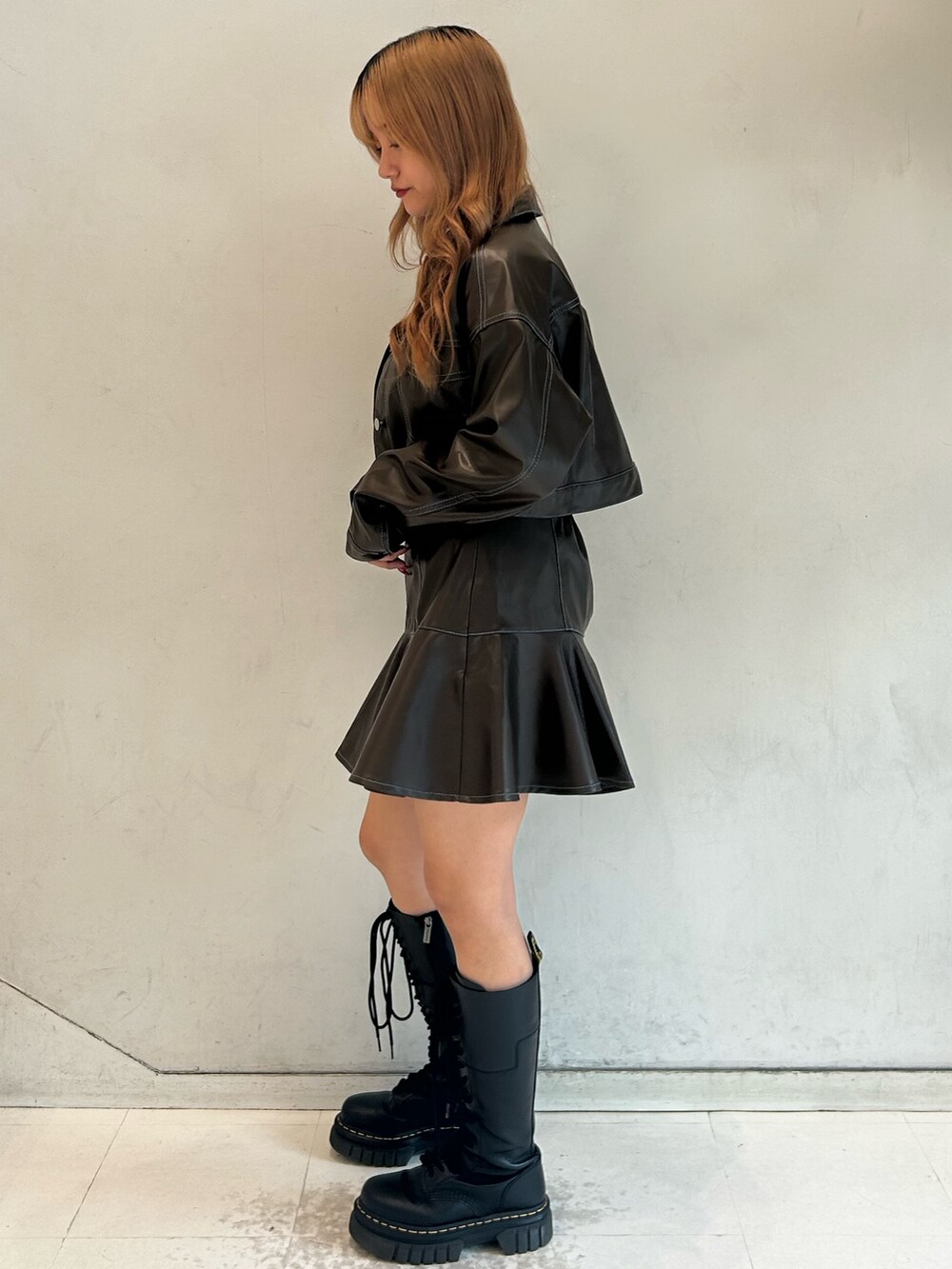 ブラウン系のセットアップ、その他のニット/セーター、ホワイト系のネックレスを着用したレディースの秋コーディネートの2枚目の写真