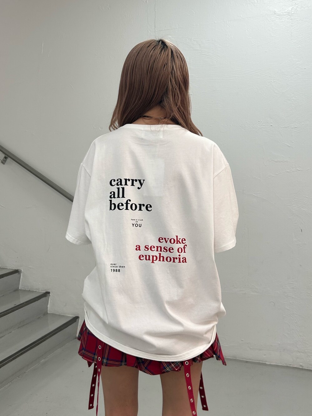 ホワイト系のTシャツ/カットソー、レッド系のスカート、シルバー系のチョーカーを着用したレディースの春コーディネートの6枚目の写真