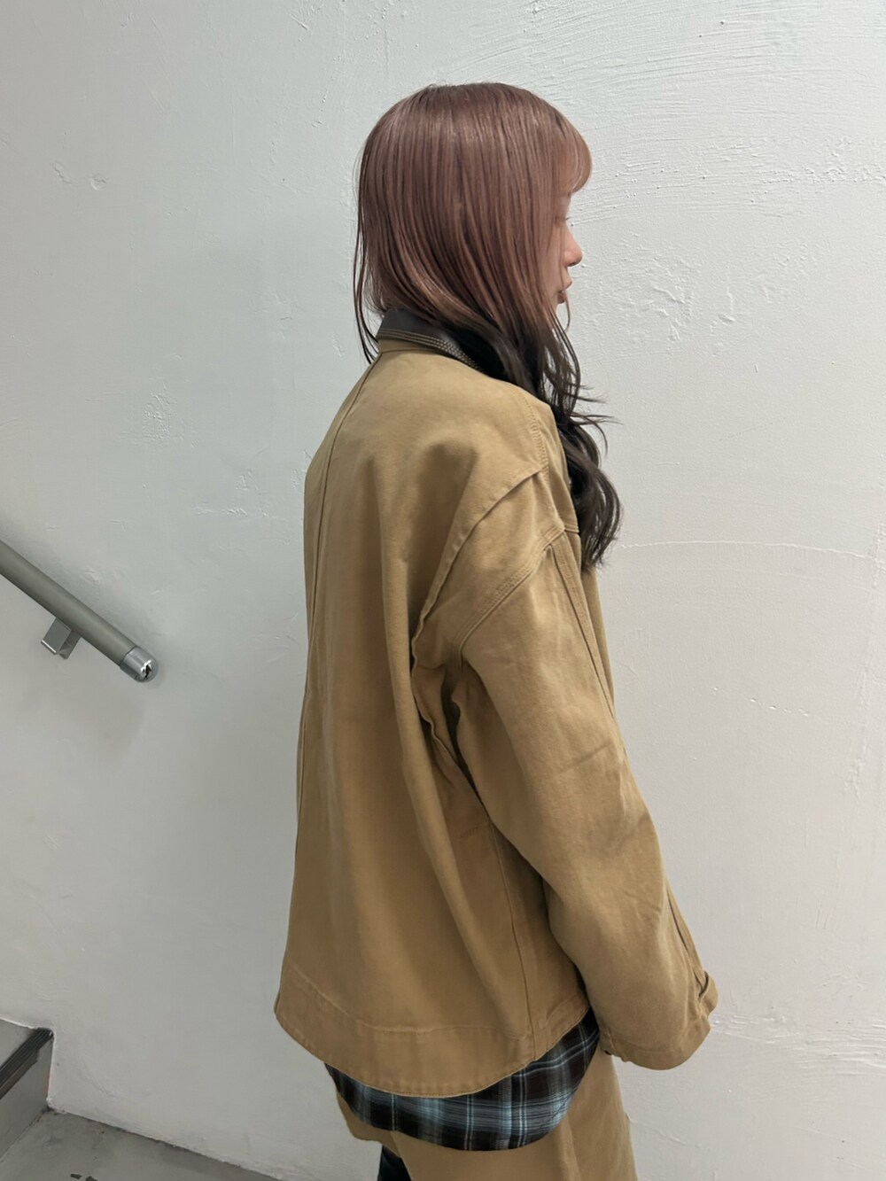 ベージュ系のデニムジャケット、ベージュ系のデニムパンツ、ブラウン系のシャツ/ブラウスを着用したレディースの夏コーディネートの6枚目の写真