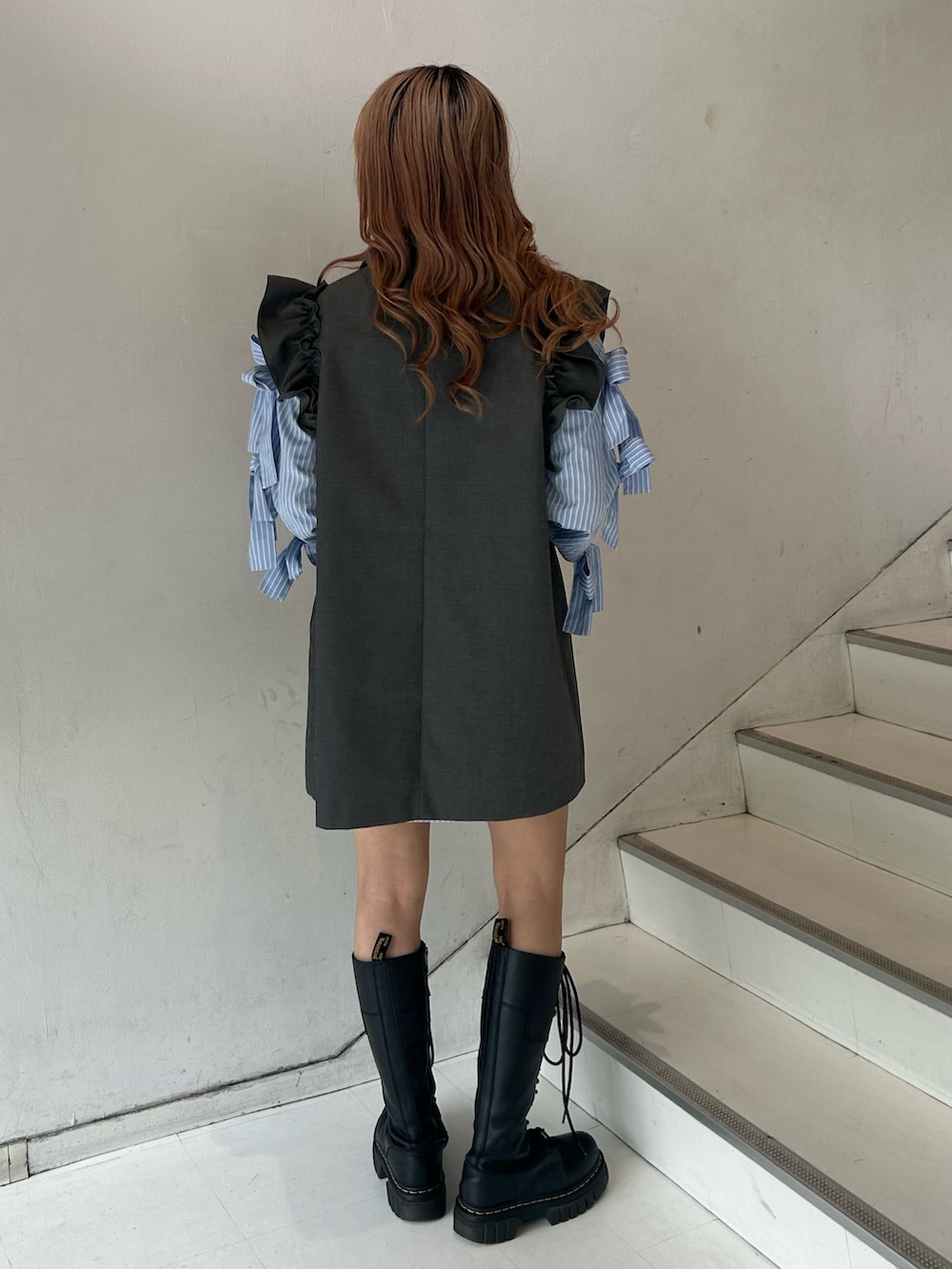 グレー系のワンピース、ブルー系のシャツ/ブラウス、シルバー系のネックレスを着用したレディースの春コーディネートの3枚目の写真