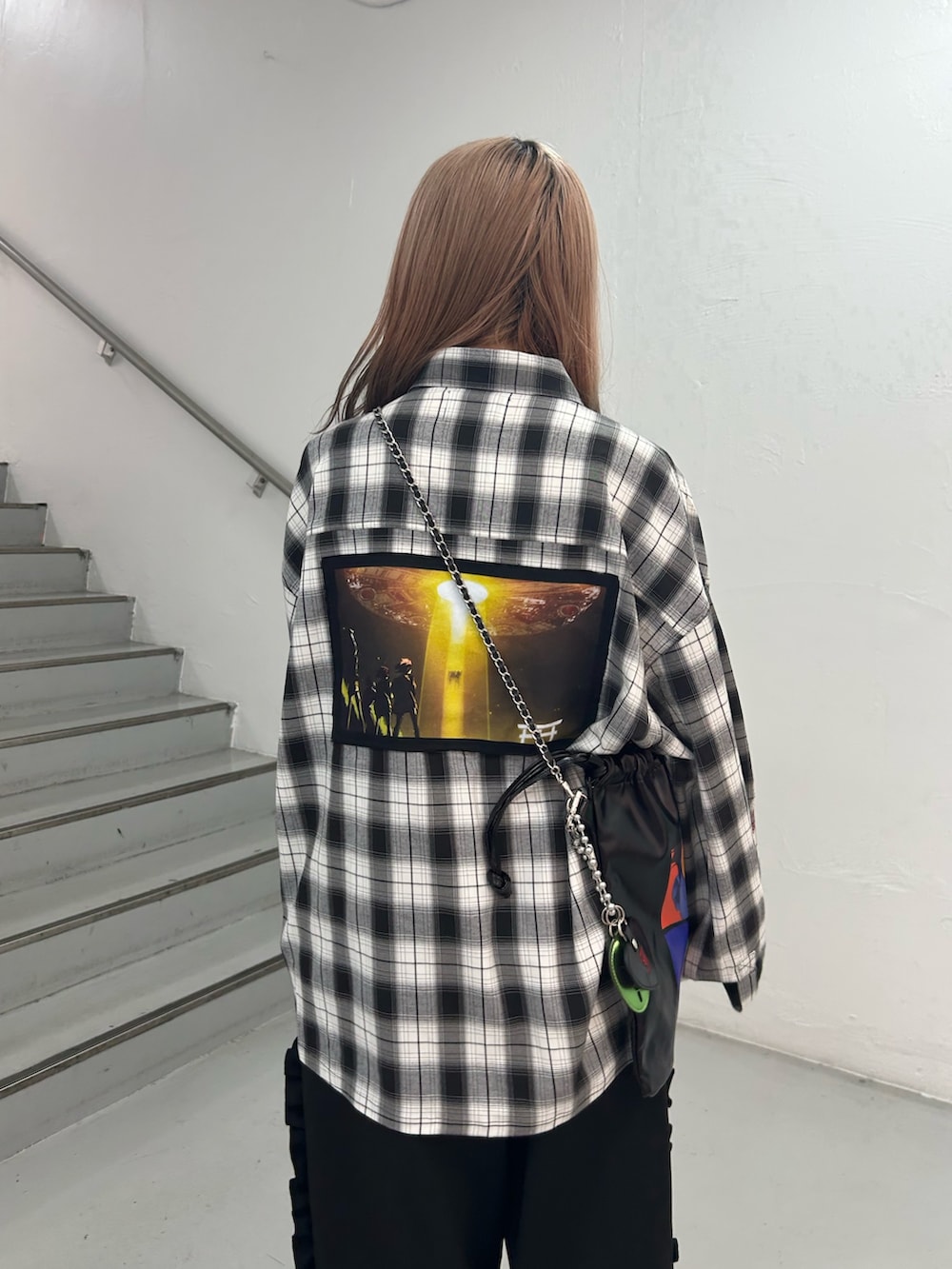 ブラック系のシャツ/ブラウス、ブラック系のトートバッグ、ブラック系のその他パンツを着用したレディースの秋コーディネートの7枚目の写真