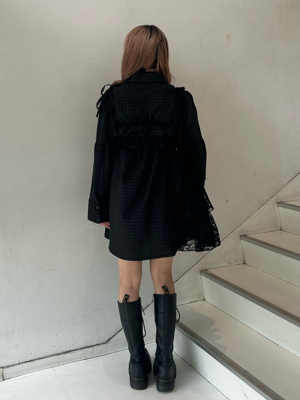 ブラック系のシャツ/ブラウス、ブラック系のトートバッグ、ホワイト系のチョーカーを着用したレディースの春コーディネートの3枚目の写真