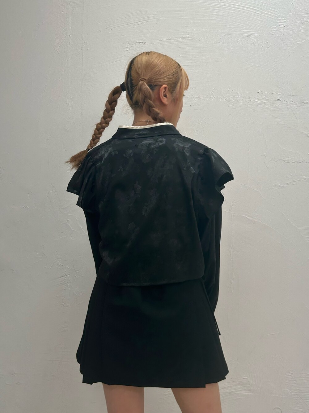 ブラック系のスカート、ブラック系のシャツ/ブラウス、ホワイト系のTシャツ/カットソーを着用したレディースの春コーディネートの6枚目の写真