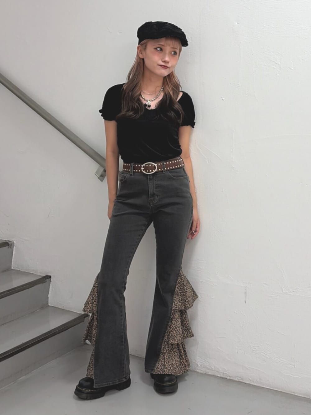 ブラック系のデニムパンツ、ブラック系のTシャツ/カットソー、ブラウン系のベルトを着用したレディースの夏コーディネートの4枚目の写真