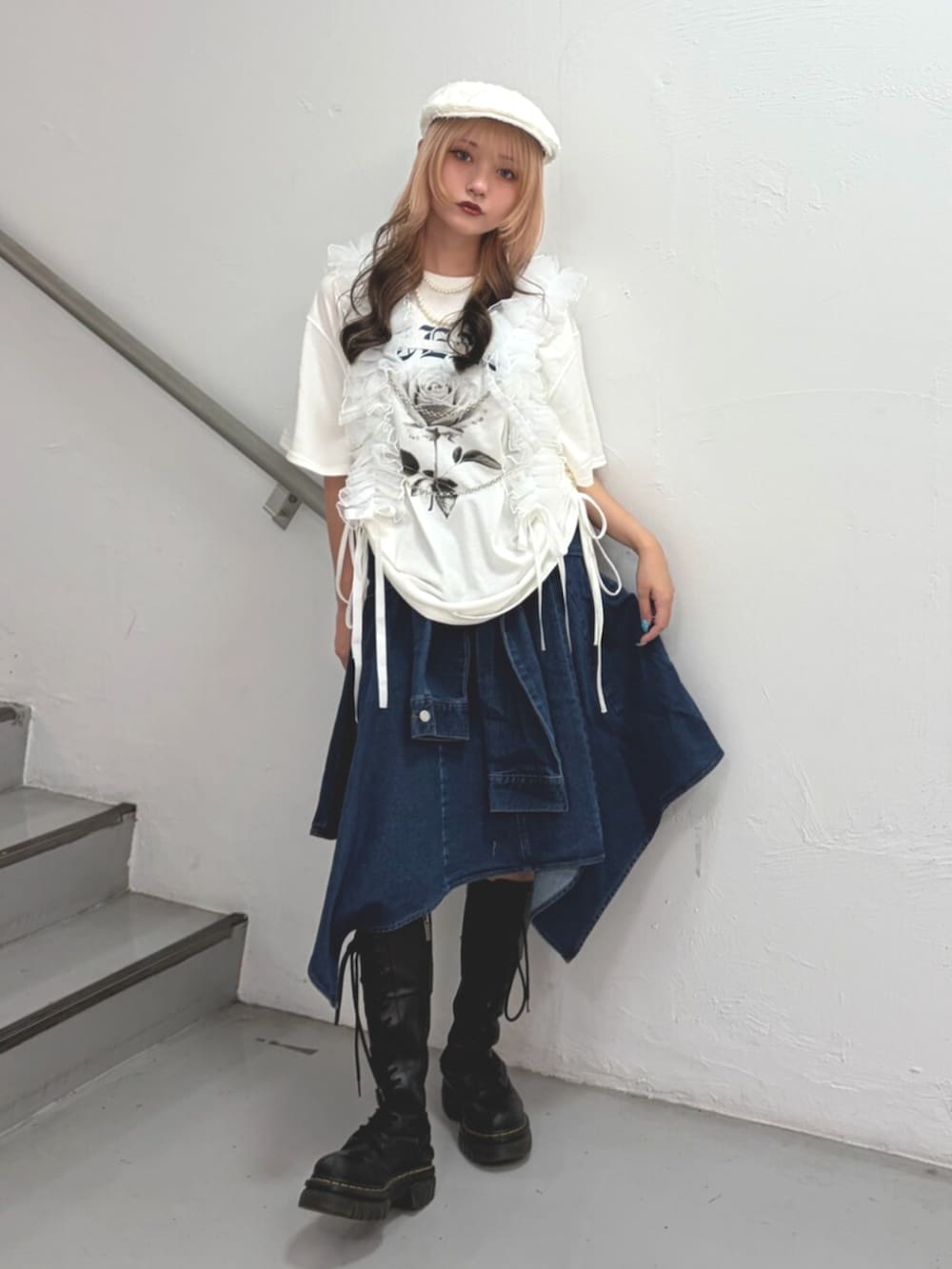 ホワイト系のTシャツ/カットソー、ブルー系のスカート、ホワイト系のベルトを着用したレディースの夏コーディネートの4枚目の写真