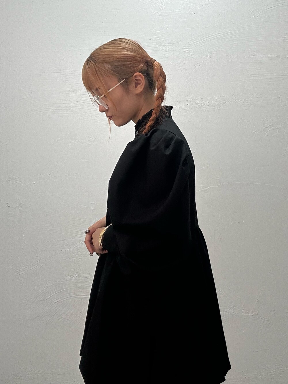 ブラック系のワンピース、ゴールド系のブレスレット、ゴールド系のサングラスを着用したレディースの夏コーディネートの5枚目の写真