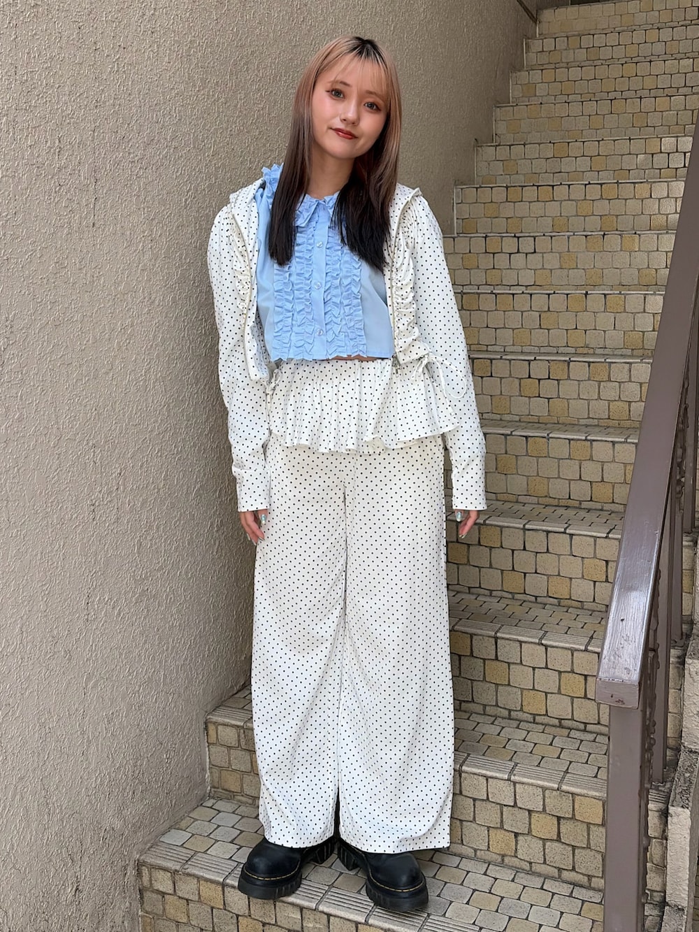 ホワイト系のパーカー、ホワイト系のスウェットパンツ、ブルー系のシャツ/ブラウスを着用したレディースの春コーディネートの4枚目の写真