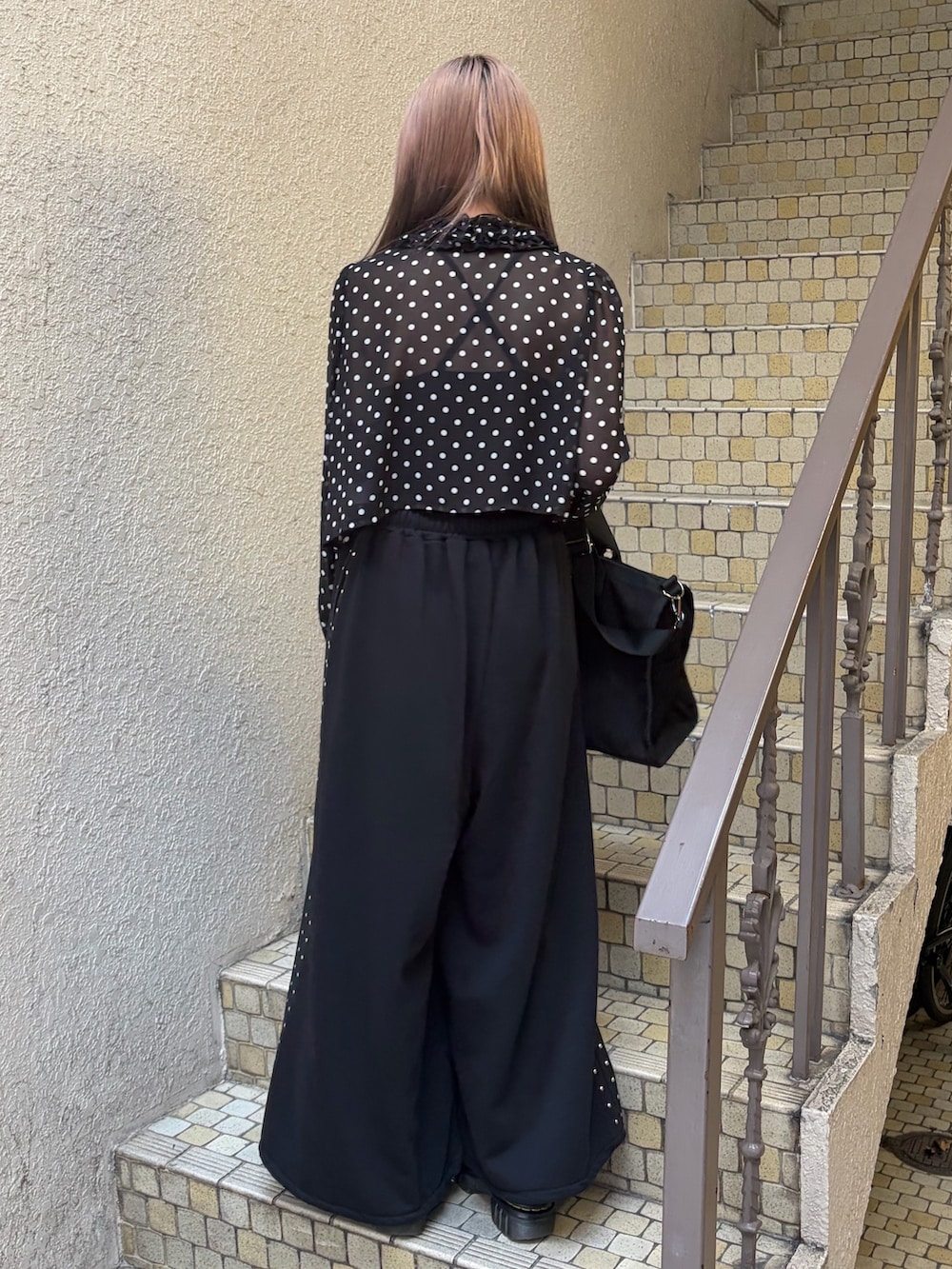 ブラック系のシャツ/ブラウス、ブラック系のスウェットパンツ、ブラック系のボストンバッグを着用したレディースの春コーディネートの3枚目の写真