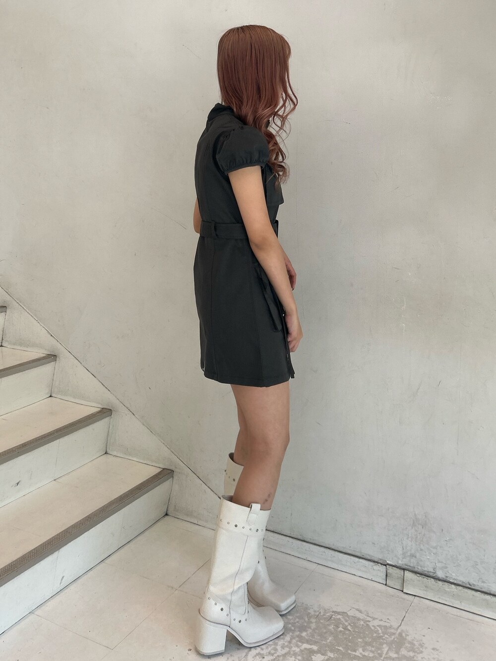 グリーン系のワンピース、ホワイト系のブーツ、ゴールド系のチョーカーを着用したレディースの春コーディネートの2枚目の写真