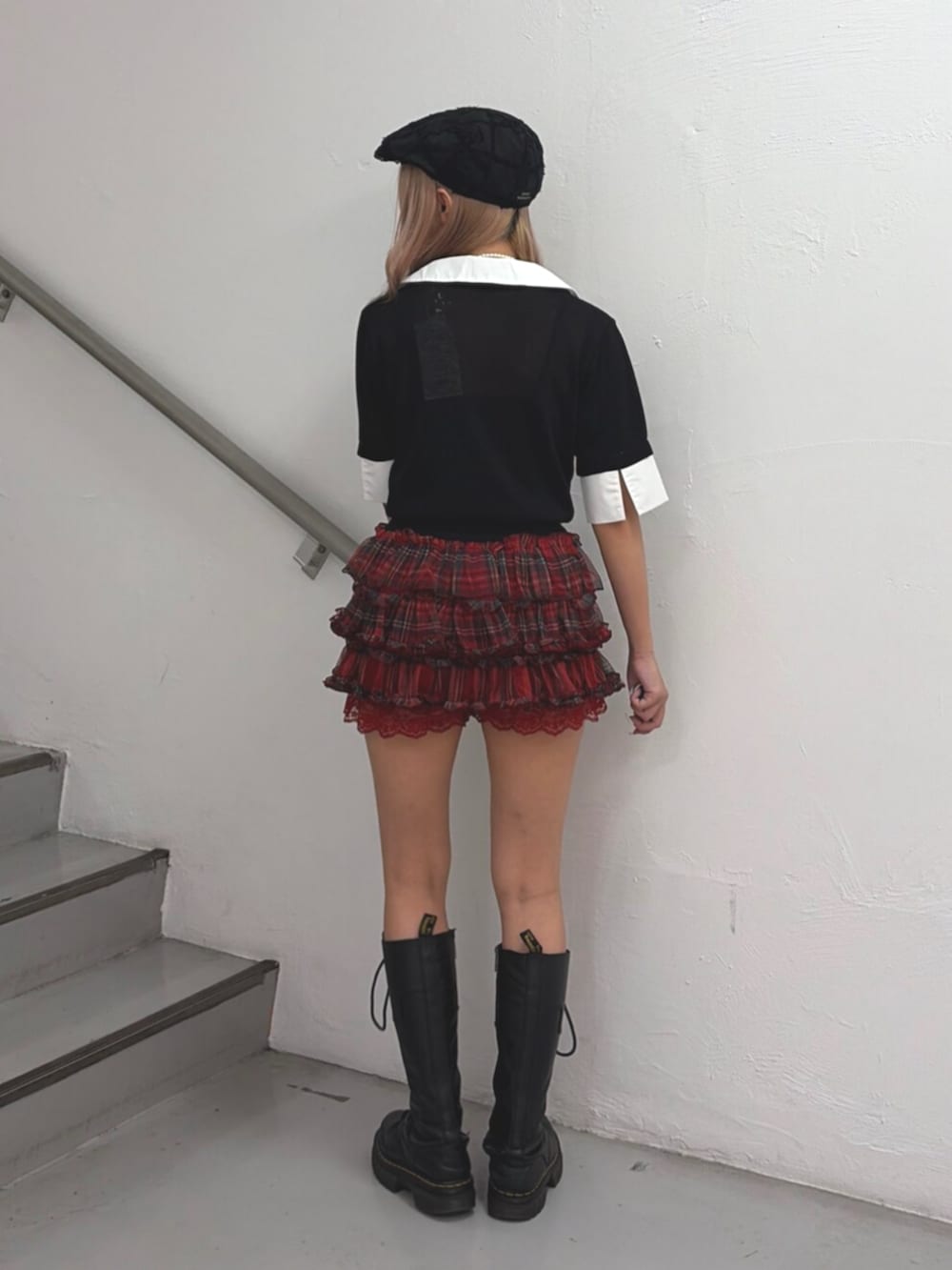 レッド系のその他パンツ、ブラック系のニット/セーター、ブラック系のハンチング/ベレー帽を着用したレディースの夏コーディネートの2枚目の写真