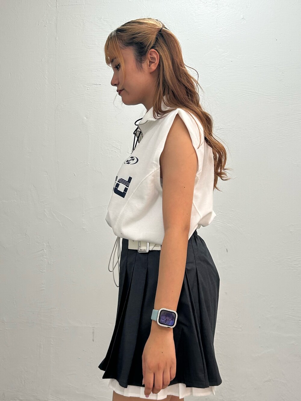 ホワイト系のTシャツ/カットソー、グレー系のスカート、ブラック系のチョーカーを着用したレディースの夏コーディネートの5枚目の写真