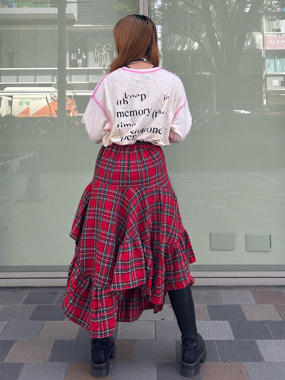 レッド系のスカート、ホワイト系のTシャツ/カットソー、シルバー系のネックレスを着用したレディースの夏コーディネートの3枚目の写真