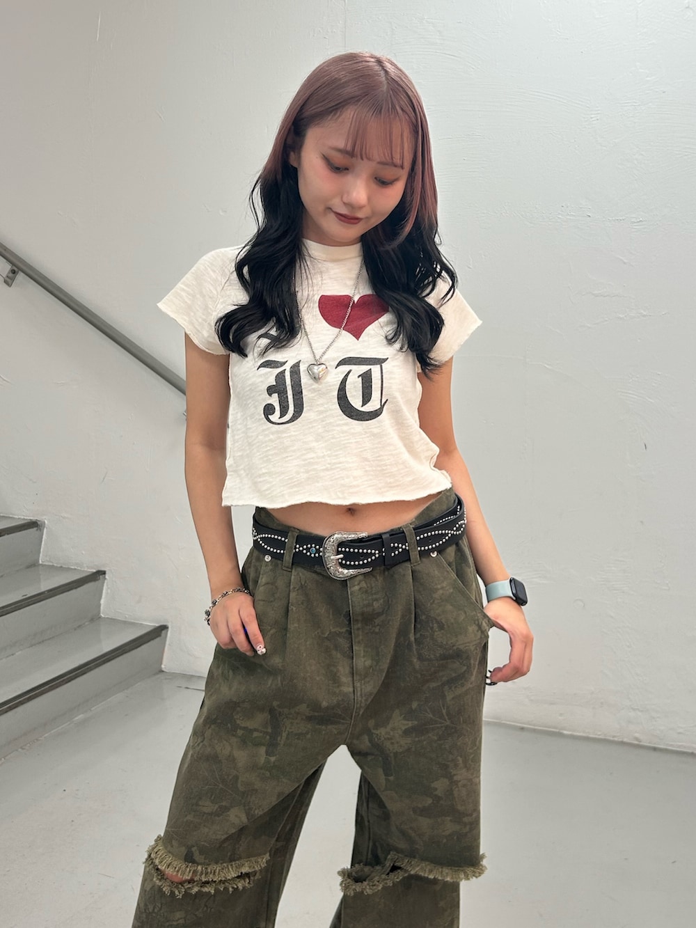 ホワイト系のTシャツ/カットソー、グリーン系のその他パンツ、ブラック系のベルトを着用したレディースの夏コーディネートの4枚目の写真