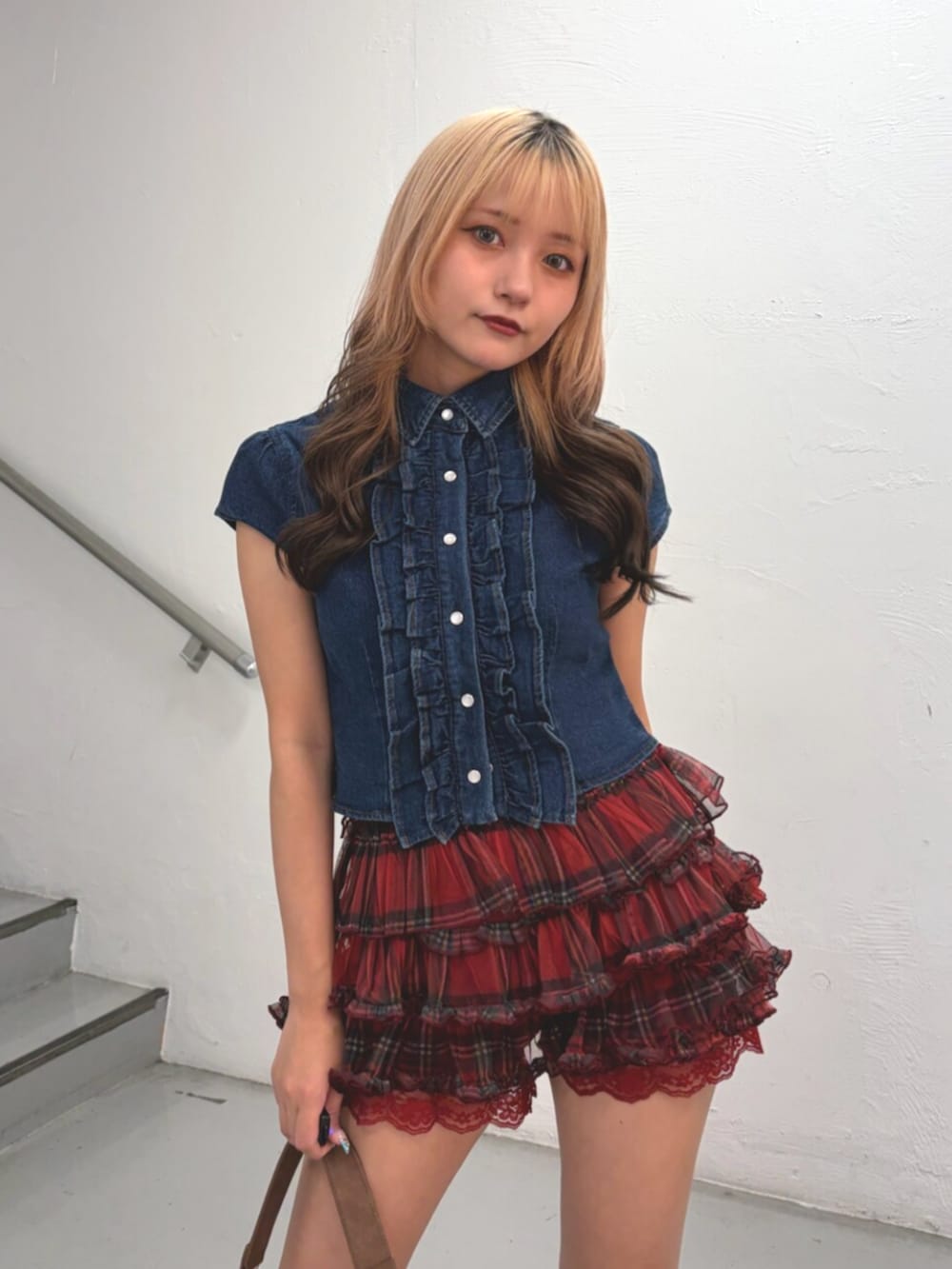 ブルー系のシャツ/ブラウス、レッド系のその他パンツ、ブラウン系のハンドバッグを着用したレディースの夏コーディネートの5枚目の写真